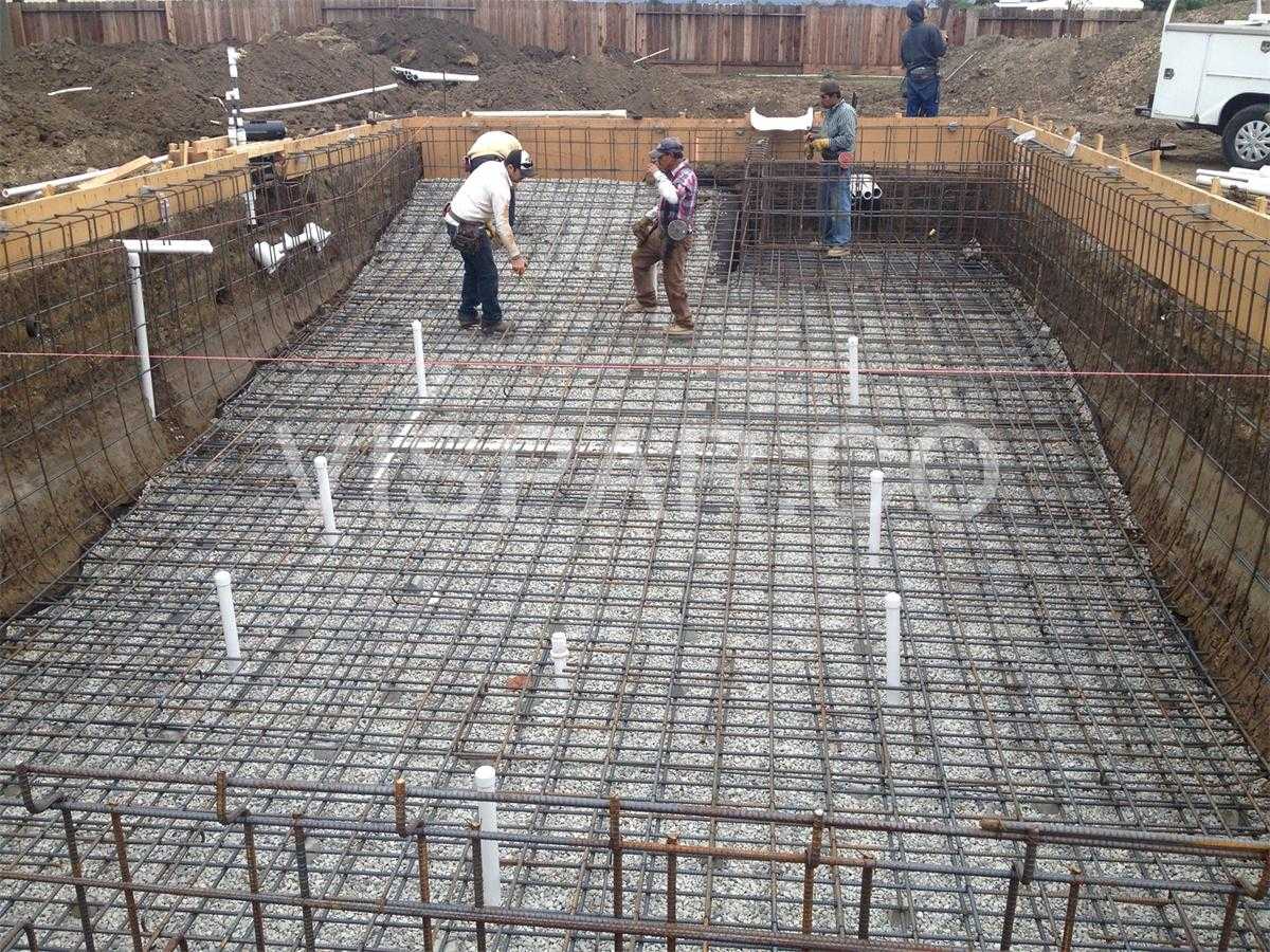 آرماتوربندی و کف‌سازی استخر یکی از مراحل مهمی است که بر عمر استخر تاثیر می‌گذارد و از مهم‌ترین اصول ساخت استخر به شمار می‎رود