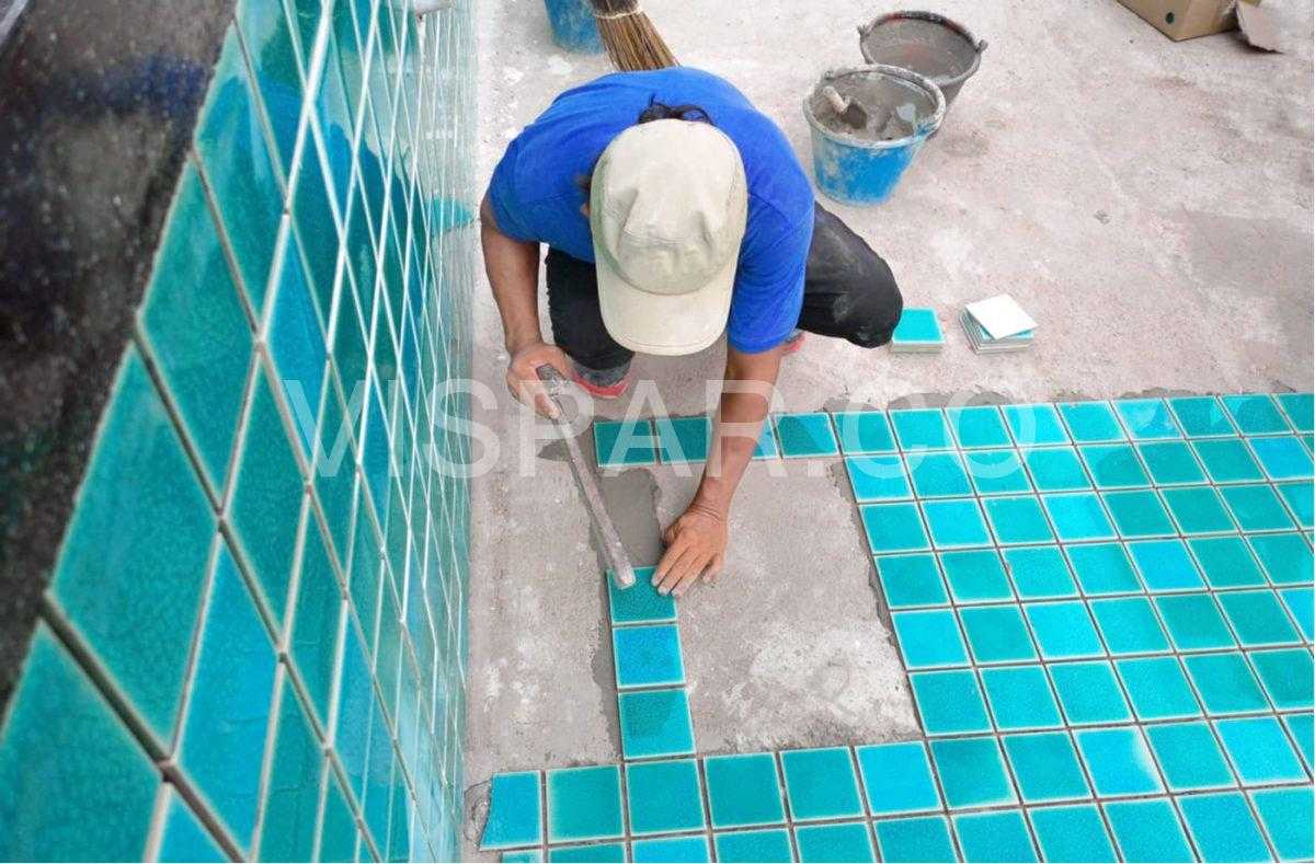 استفاده از کاشی یا سرامیک‌های متنوع با رنگ‌بندی‌های جذاب، مهم‌ترین بخش در ایجاد ظاهری زیبا در مراحل ساخت استخر است.