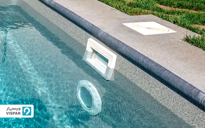 تمیز کردن استخر با کمک اسکیمرها برای جمعآوری و خارج کردن آلایندههای سطحی