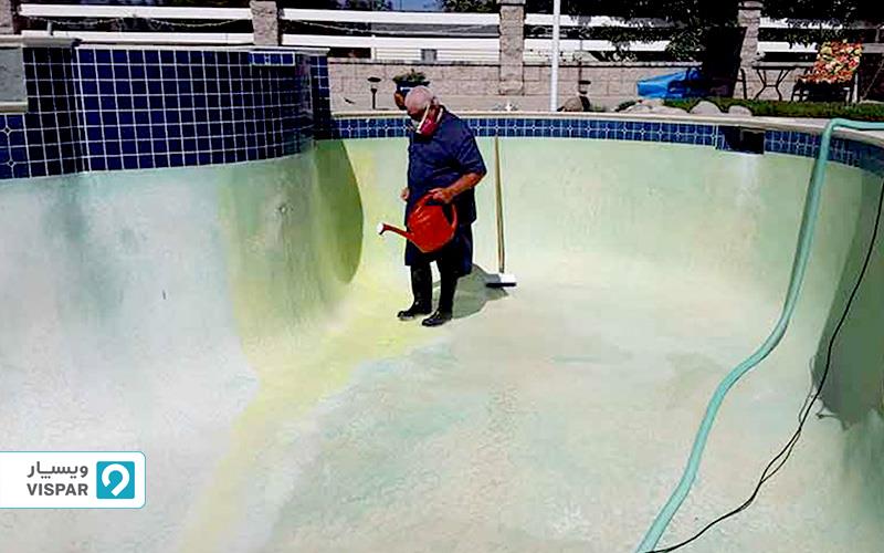 جرم گیری یکی از مراحل تمیز کردن استخر با اسکرابر صنعتی، برس یا مواد شوینده دستی