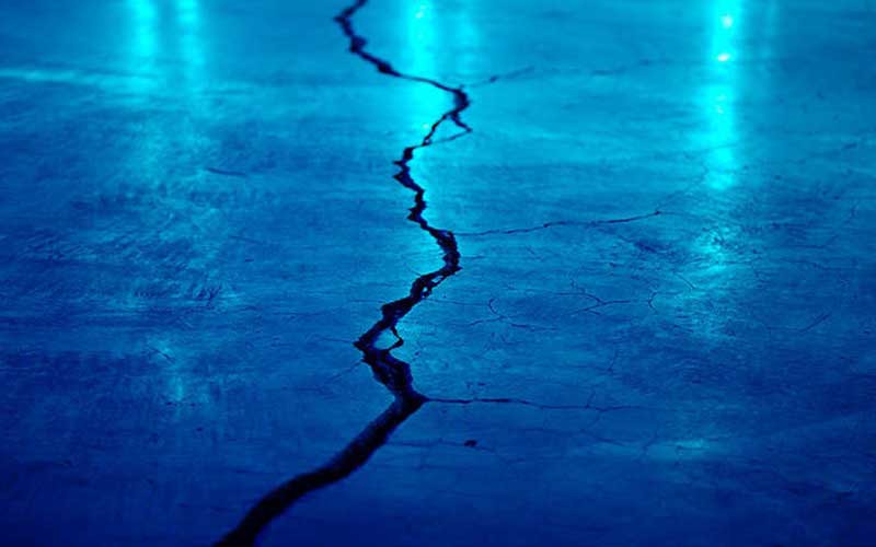 ترک برداشتن کاسه استخر یکی از نشانه های نشتی استخر