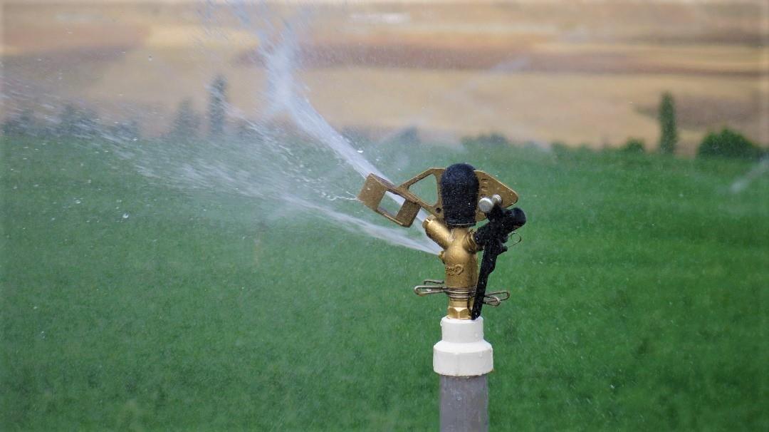 انواع آبپاش بارانی کدامند؟ معرفی آبپاش های کشاورزی