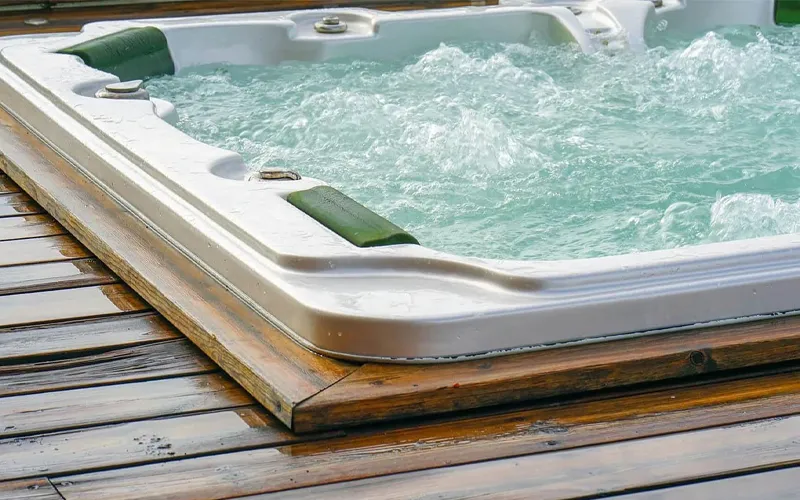 جکوزی خانگی از نظر هدف، کاربرد و روش نصب با جکوزی استخری متفاوت است.