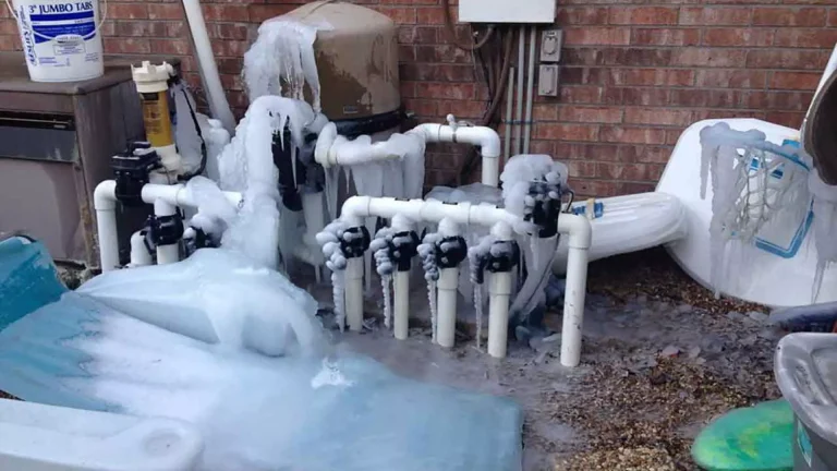 بستن استخر برای جلوگیری از یخ زدگی